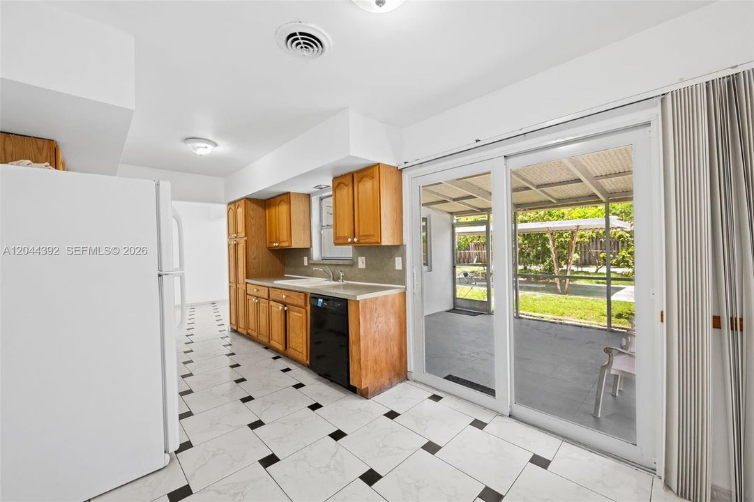 En Venta: $650,000 (4 camas, 2 baños, 1935 Pies cuadrados)