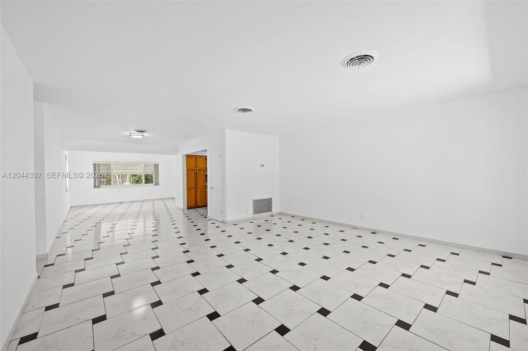 En Venta: $650,000 (4 camas, 2 baños, 1935 Pies cuadrados)