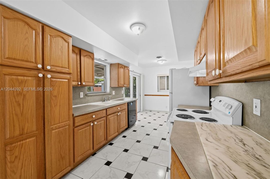 En Venta: $650,000 (4 camas, 2 baños, 1935 Pies cuadrados)