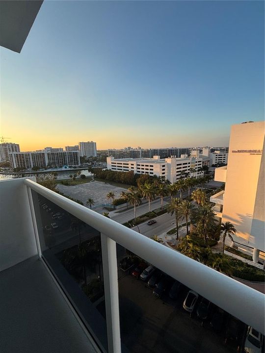 For Rent: $3,000 (1 beds, 1 baths, 871 Square Feet)