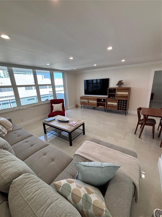 For Rent: $3,000 (1 beds, 1 baths, 871 Square Feet)