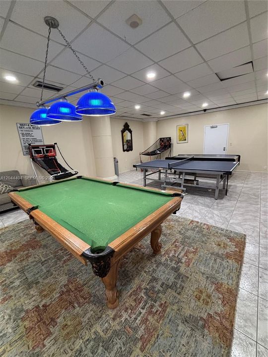 For Rent: $3,000 (1 beds, 1 baths, 871 Square Feet)