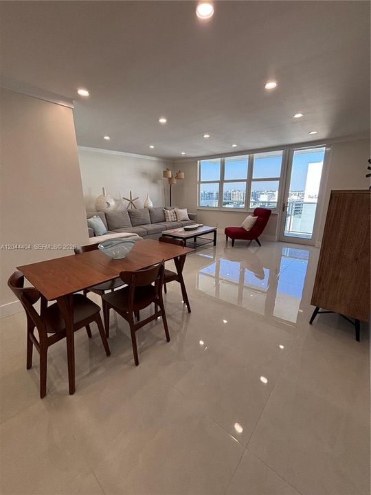 For Rent: $3,000 (1 beds, 1 baths, 871 Square Feet)