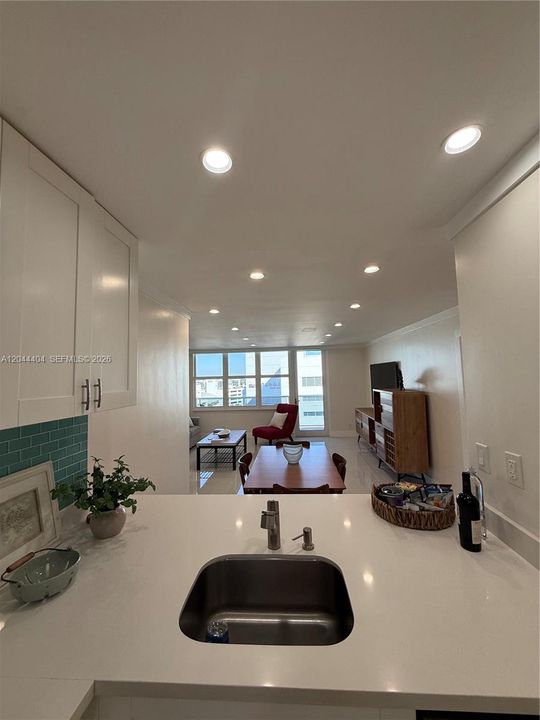 For Rent: $3,000 (1 beds, 1 baths, 871 Square Feet)