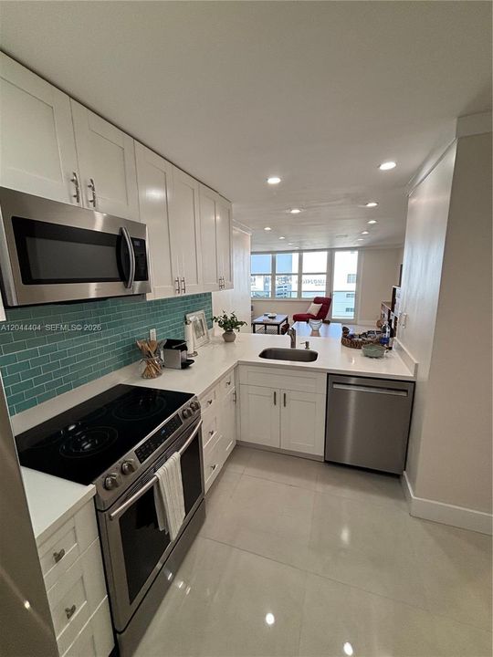 For Rent: $3,000 (1 beds, 1 baths, 871 Square Feet)