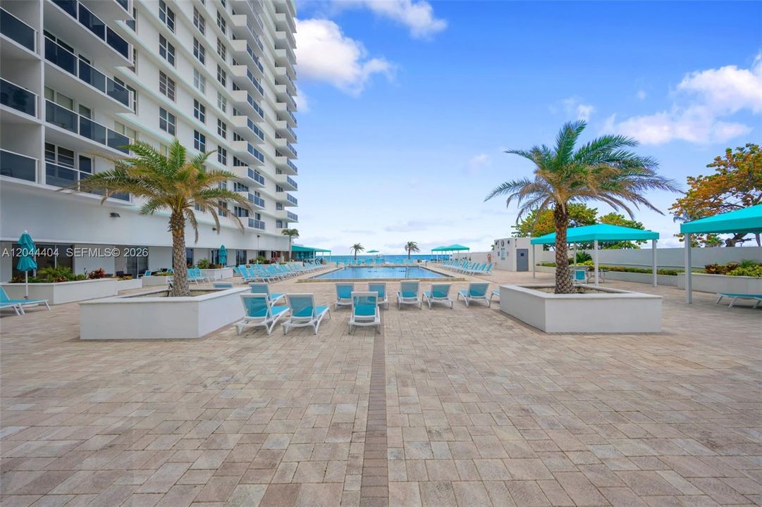 For Rent: $3,000 (1 beds, 1 baths, 871 Square Feet)