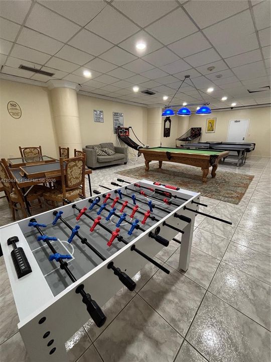 For Rent: $3,000 (1 beds, 1 baths, 871 Square Feet)