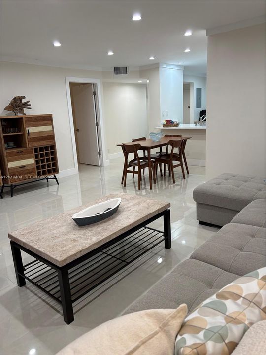For Rent: $3,000 (1 beds, 1 baths, 871 Square Feet)