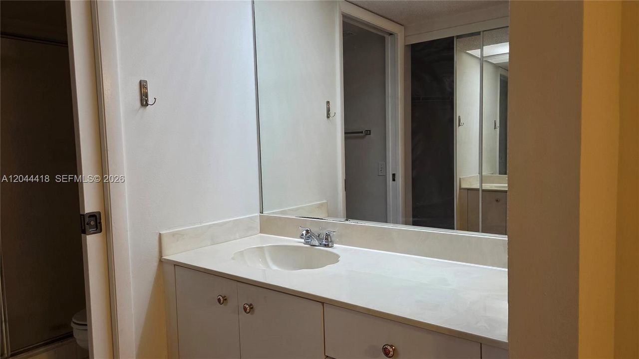 For Rent: $2,050 (2 beds, 2 baths, 1160 Square Feet)