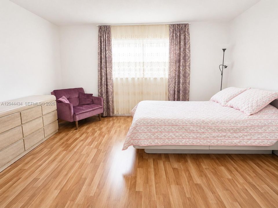 For Sale: $187,000 (1 beds, 1 baths, 847 Square Feet)