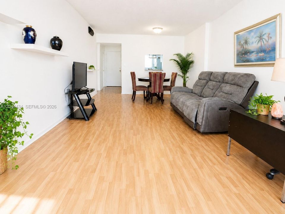 For Sale: $187,000 (1 beds, 1 baths, 847 Square Feet)