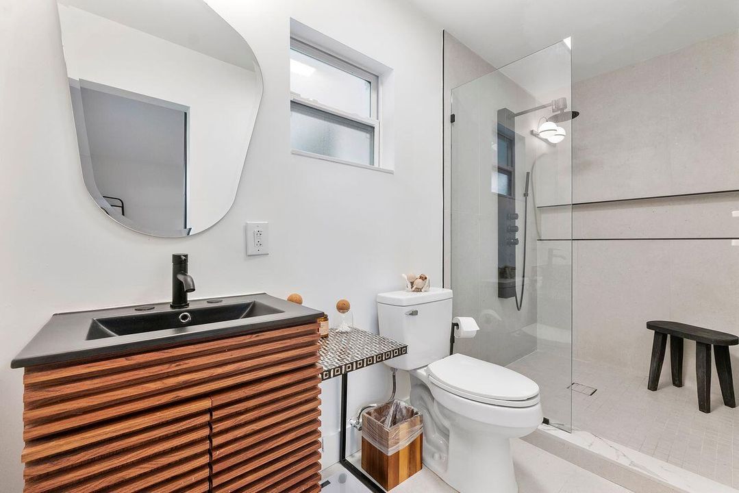 701 master bathroom