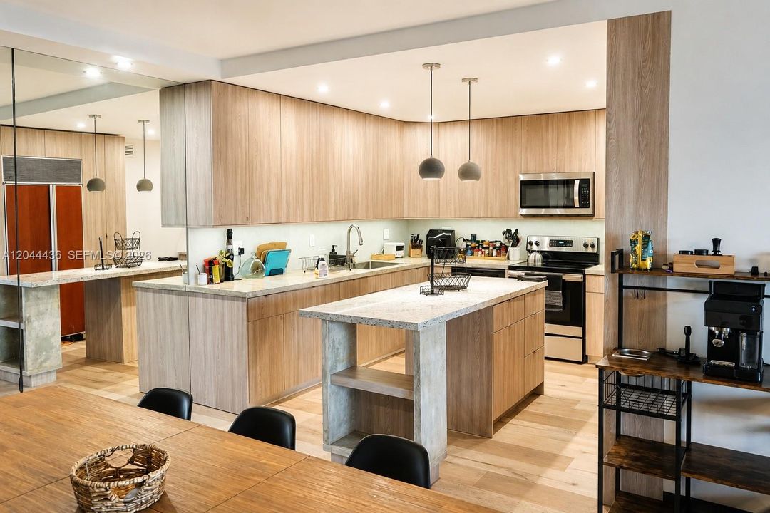 На продажу: $369,000 (2 спален, 2 ванн, 1125 Квадратных фут)