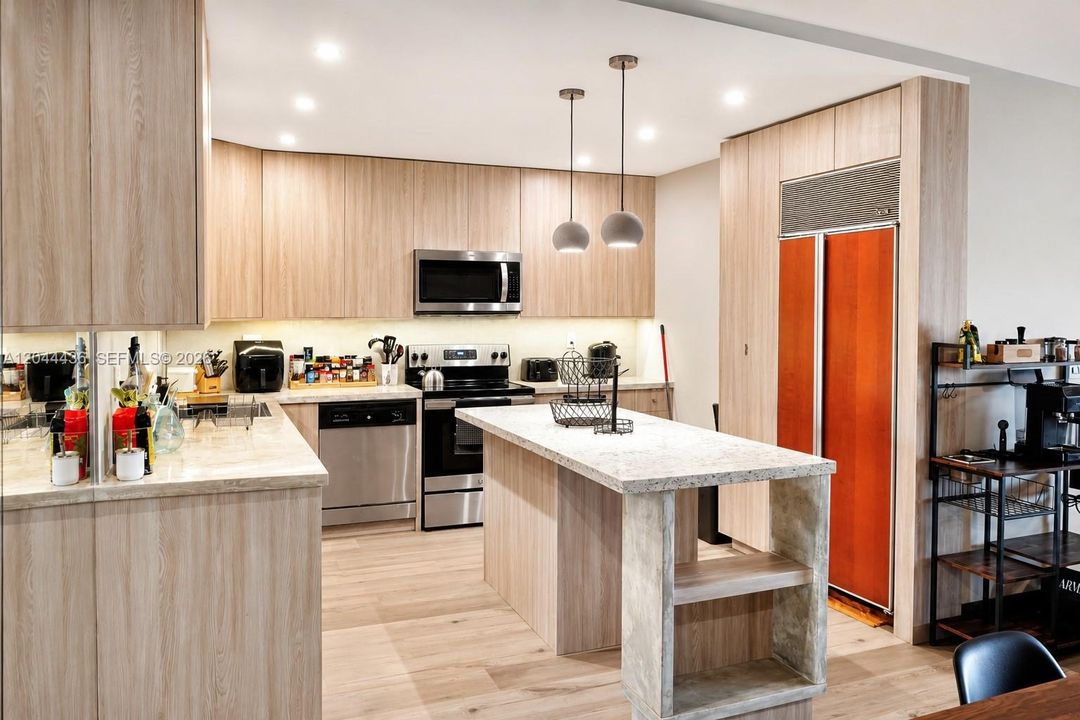 На продажу: $369,000 (2 спален, 2 ванн, 1125 Квадратных фут)
