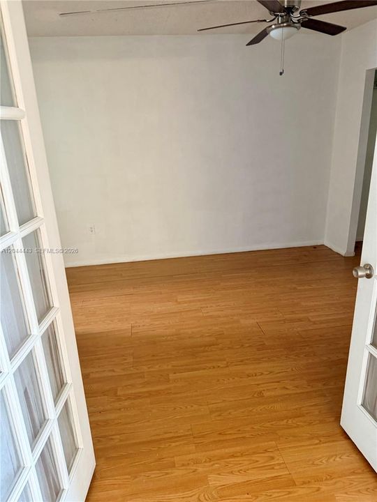 For Sale: $124,500 (1 beds, 1 baths, 1036 Square Feet)