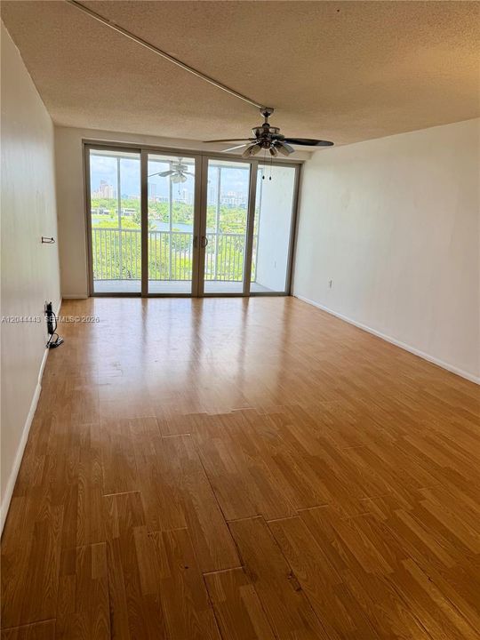 For Sale: $124,500 (1 beds, 1 baths, 1036 Square Feet)