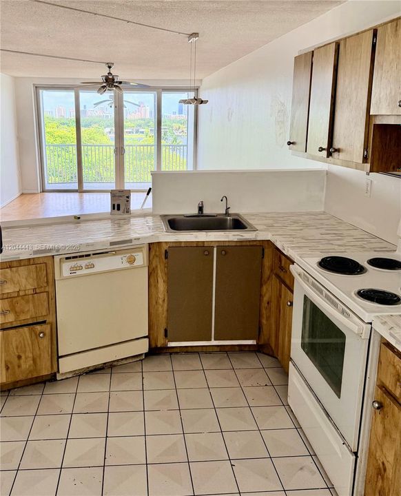 For Sale: $124,500 (1 beds, 1 baths, 1036 Square Feet)