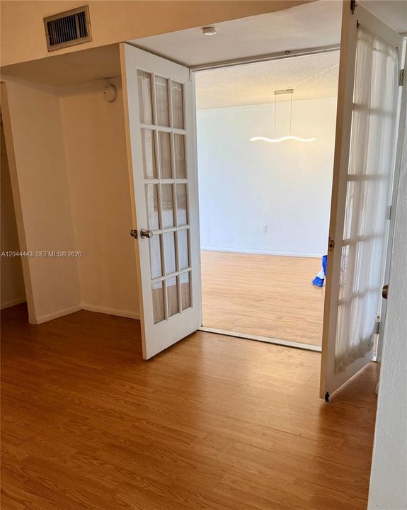 For Sale: $124,500 (1 beds, 1 baths, 1036 Square Feet)