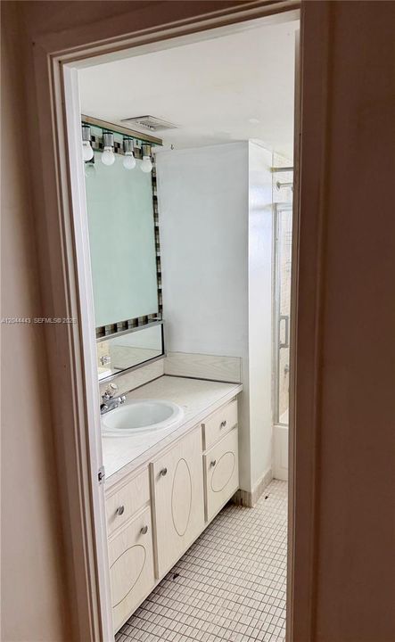 For Sale: $124,500 (1 beds, 1 baths, 1036 Square Feet)