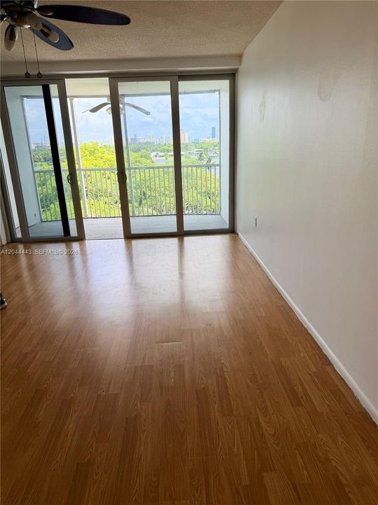 For Sale: $124,500 (1 beds, 1 baths, 1036 Square Feet)