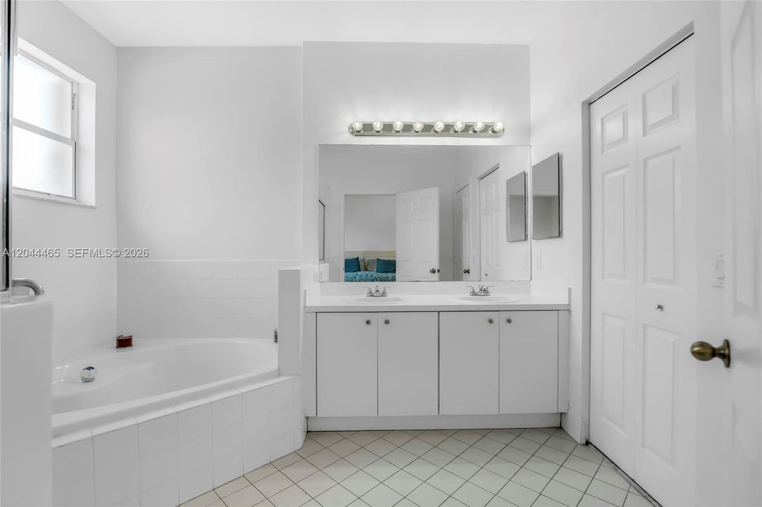 На продажу: $399,999 (2 спален, 2 ванн, 1282 Квадратных фут)