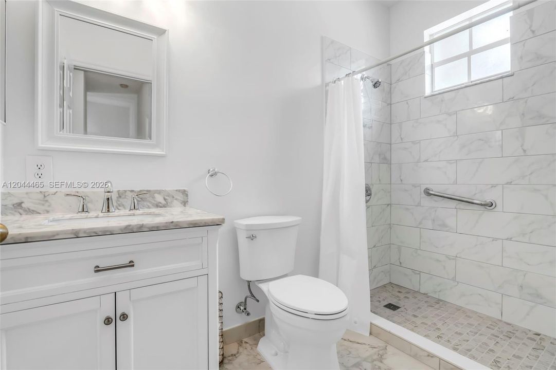 На продажу: $399,999 (2 спален, 2 ванн, 1282 Квадратных фут)