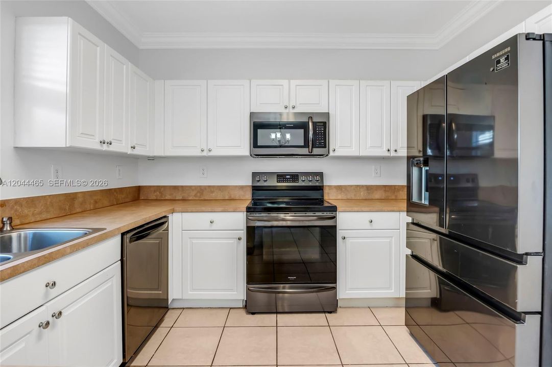 На продажу: $399,999 (2 спален, 2 ванн, 1282 Квадратных фут)