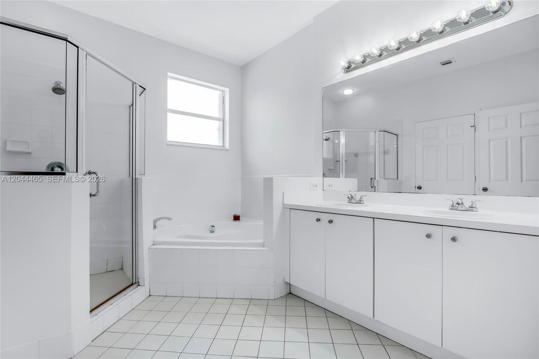 На продажу: $399,999 (2 спален, 2 ванн, 1282 Квадратных фут)