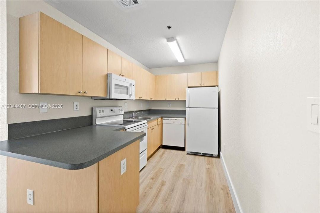 For Rent: $1,900 (1 beds, 1 baths, 605 Square Feet)