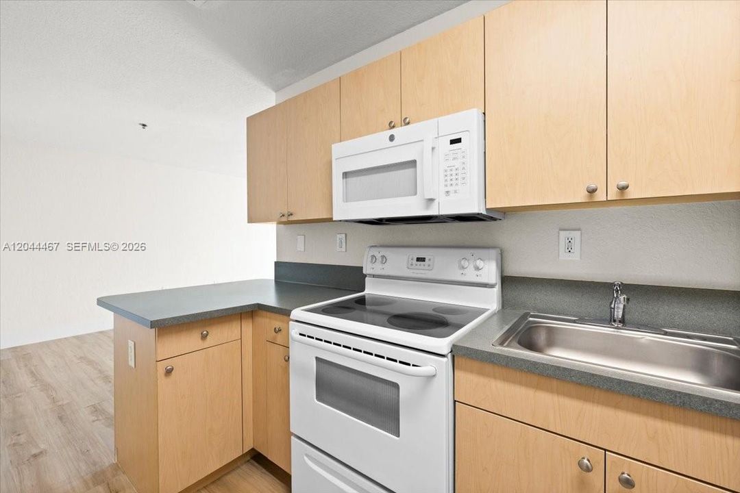 For Rent: $1,900 (1 beds, 1 baths, 605 Square Feet)