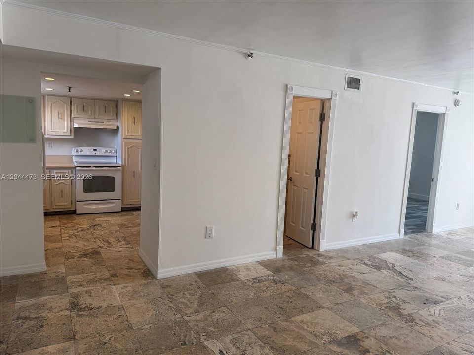 For Rent: $2,600 (1 beds, 1 baths, 918 Square Feet)