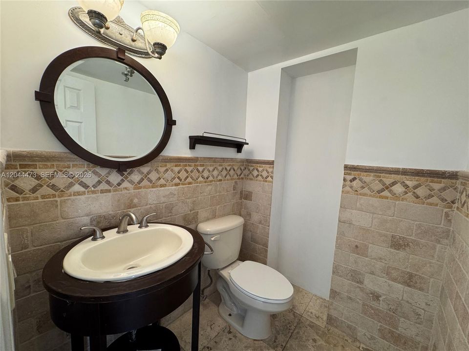 For Rent: $2,600 (1 beds, 1 baths, 918 Square Feet)