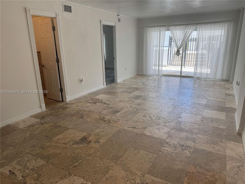 For Rent: $2,600 (1 beds, 1 baths, 918 Square Feet)
