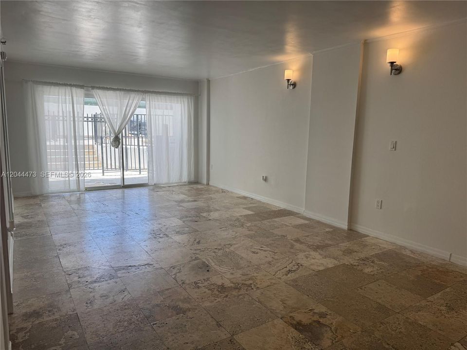 For Rent: $2,600 (1 beds, 1 baths, 918 Square Feet)