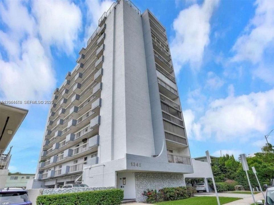 For Rent: $2,600 (1 beds, 1 baths, 918 Square Feet)