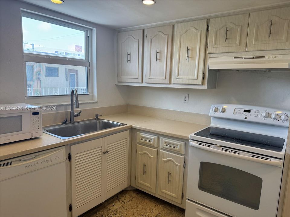 For Rent: $2,600 (1 beds, 1 baths, 918 Square Feet)