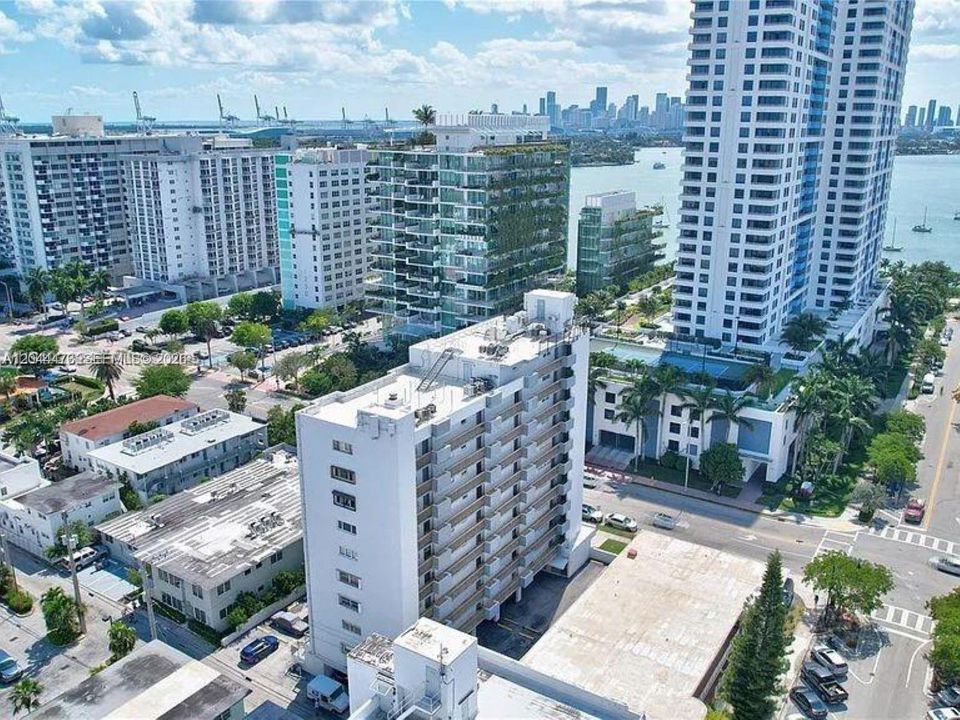 For Rent: $2,600 (1 beds, 1 baths, 918 Square Feet)