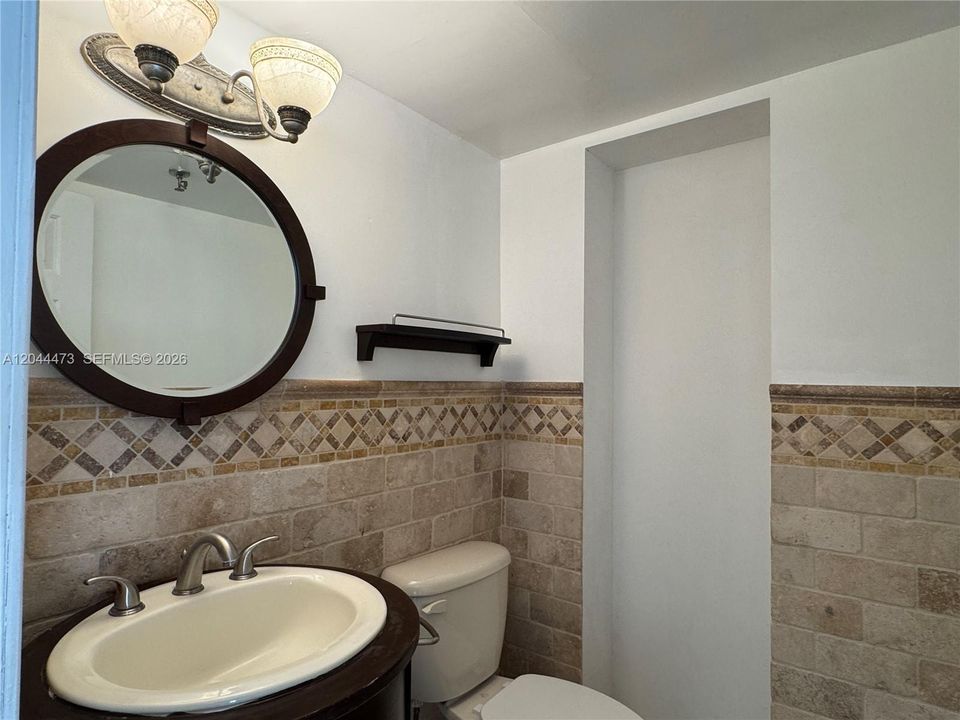 For Rent: $2,600 (1 beds, 1 baths, 918 Square Feet)