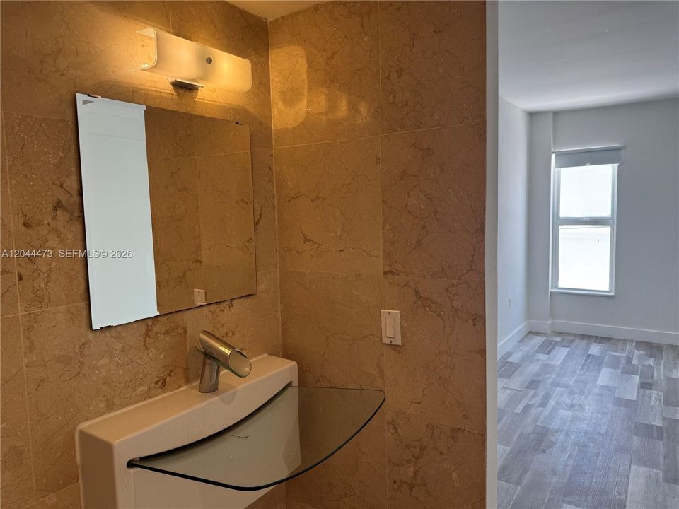 For Rent: $2,600 (1 beds, 1 baths, 918 Square Feet)
