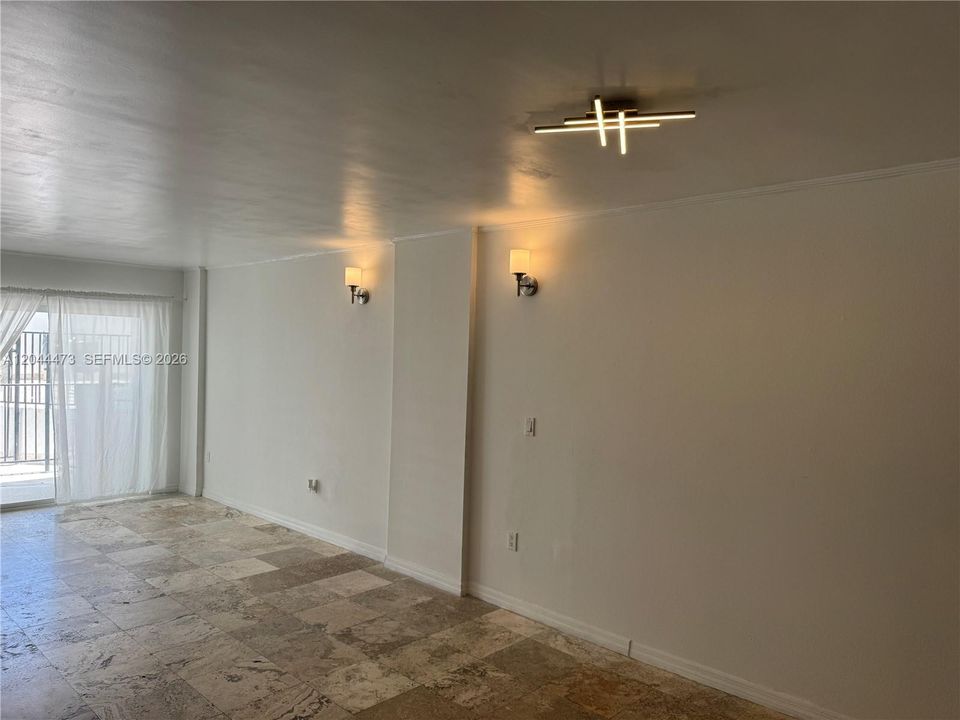 For Rent: $2,600 (1 beds, 1 baths, 918 Square Feet)