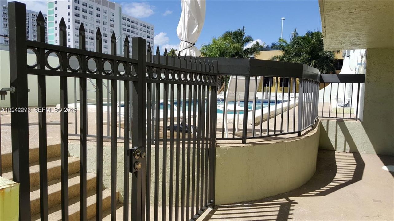 For Rent: $2,600 (1 beds, 1 baths, 918 Square Feet)