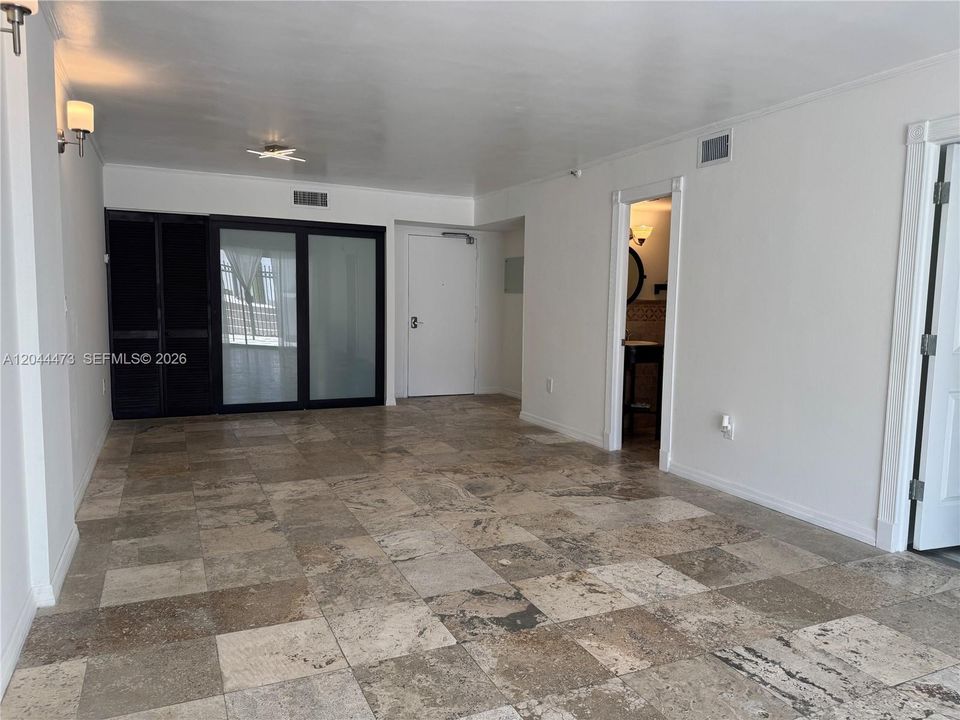 For Rent: $2,600 (1 beds, 1 baths, 918 Square Feet)