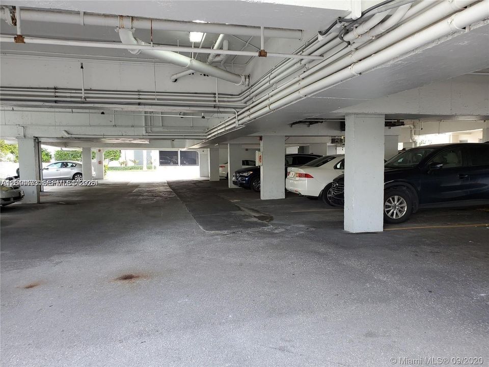 For Rent: $2,600 (1 beds, 1 baths, 918 Square Feet)