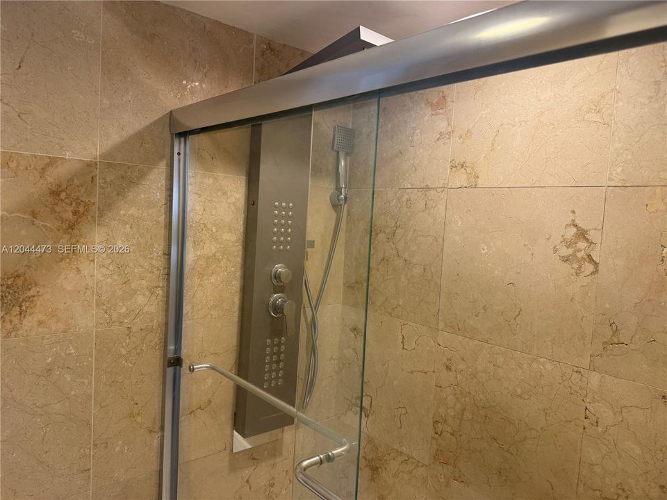 For Rent: $2,600 (1 beds, 1 baths, 918 Square Feet)