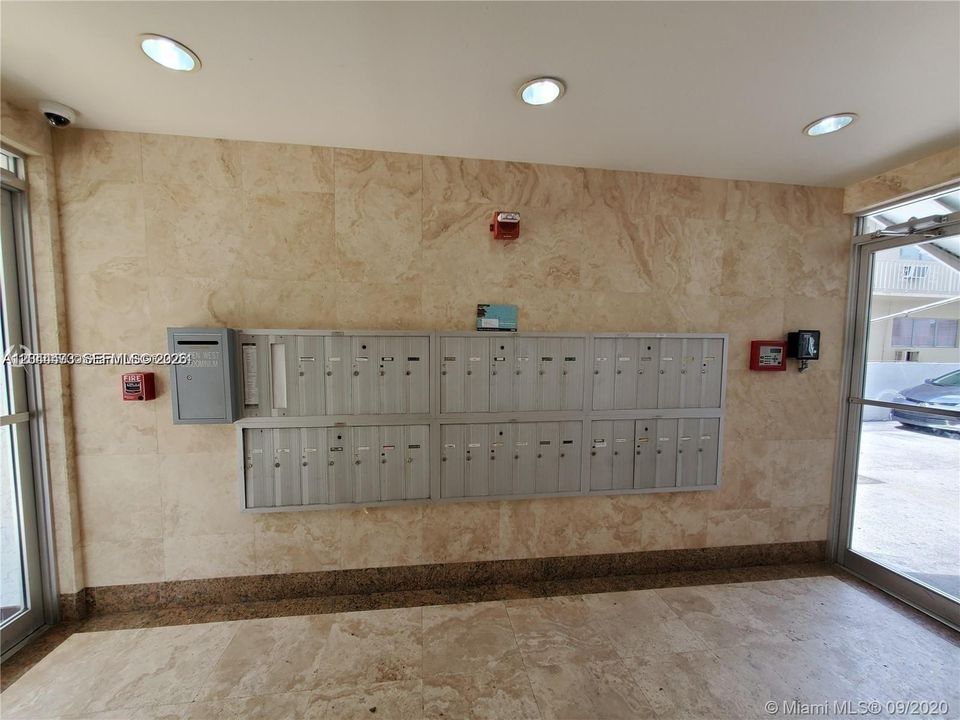 For Rent: $2,600 (1 beds, 1 baths, 918 Square Feet)