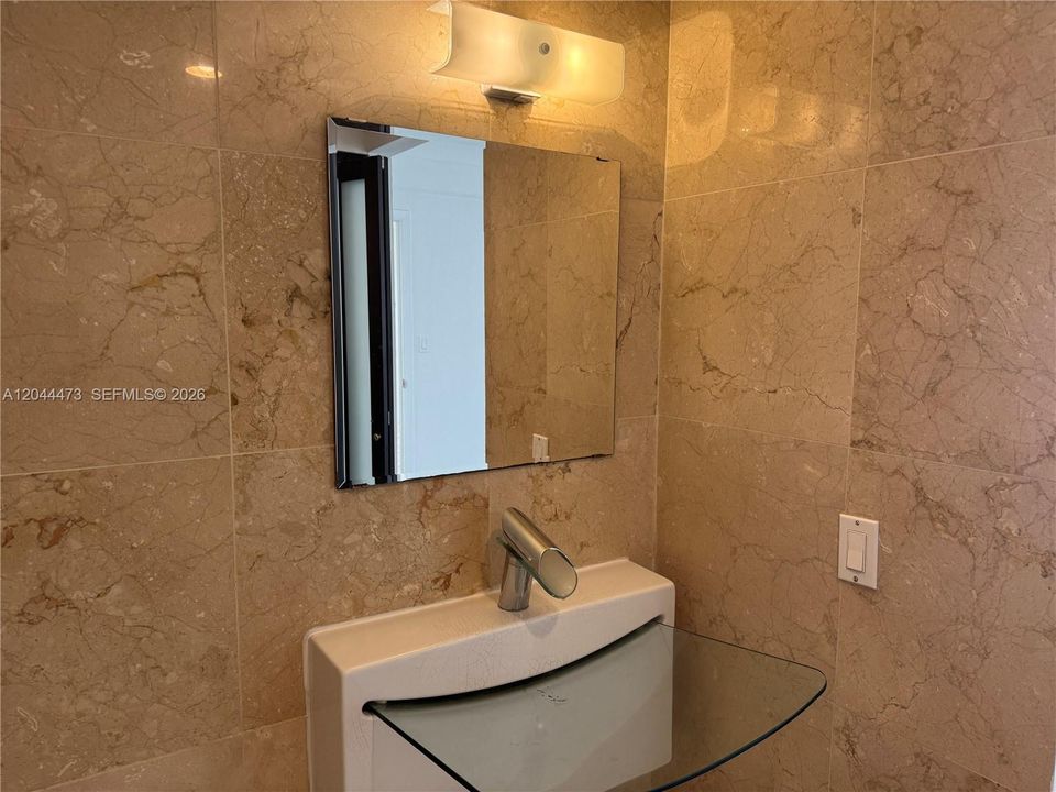 For Rent: $2,600 (1 beds, 1 baths, 918 Square Feet)