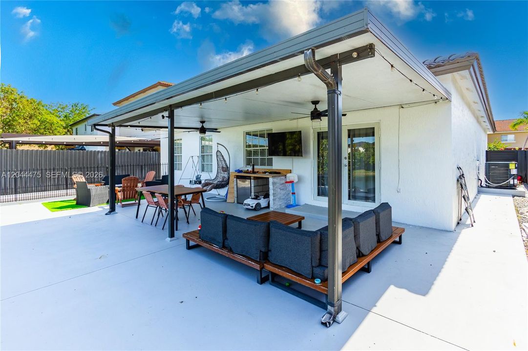 For Sale: $779,900 (3 beds, 2 baths, 1711 Square Feet)