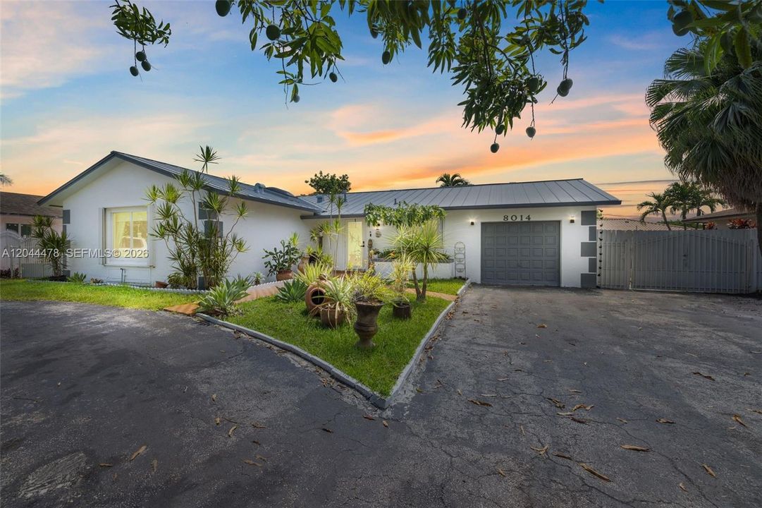For Sale: $760,000 (3 beds, 2 baths, 1362 Square Feet)