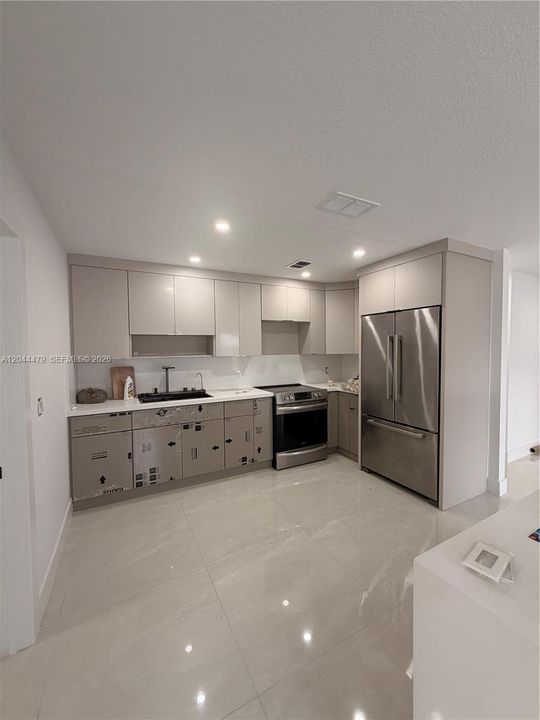 For Sale: $800,000 (6 beds, 3 baths, 2032 Square Feet)