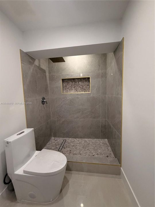 For Sale: $800,000 (6 beds, 3 baths, 2032 Square Feet)